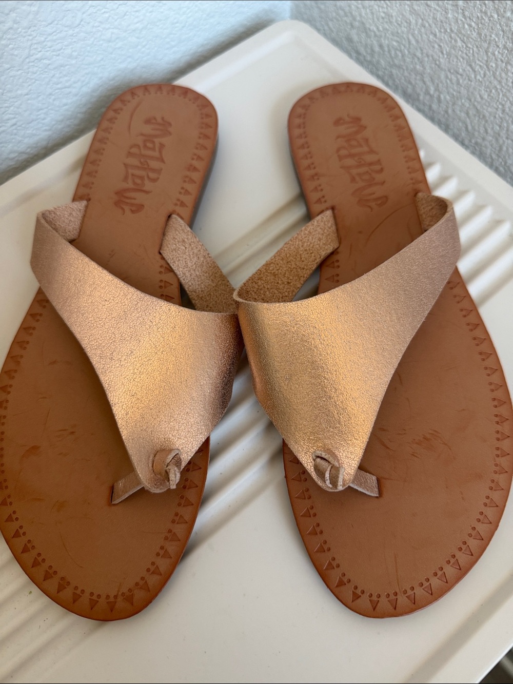 NWOT Mad love Rose Gold Toe Thong Sandals.